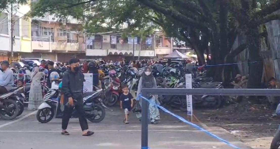 Suasana parkiran Pasar Minggu Pagi di Banjarmasin