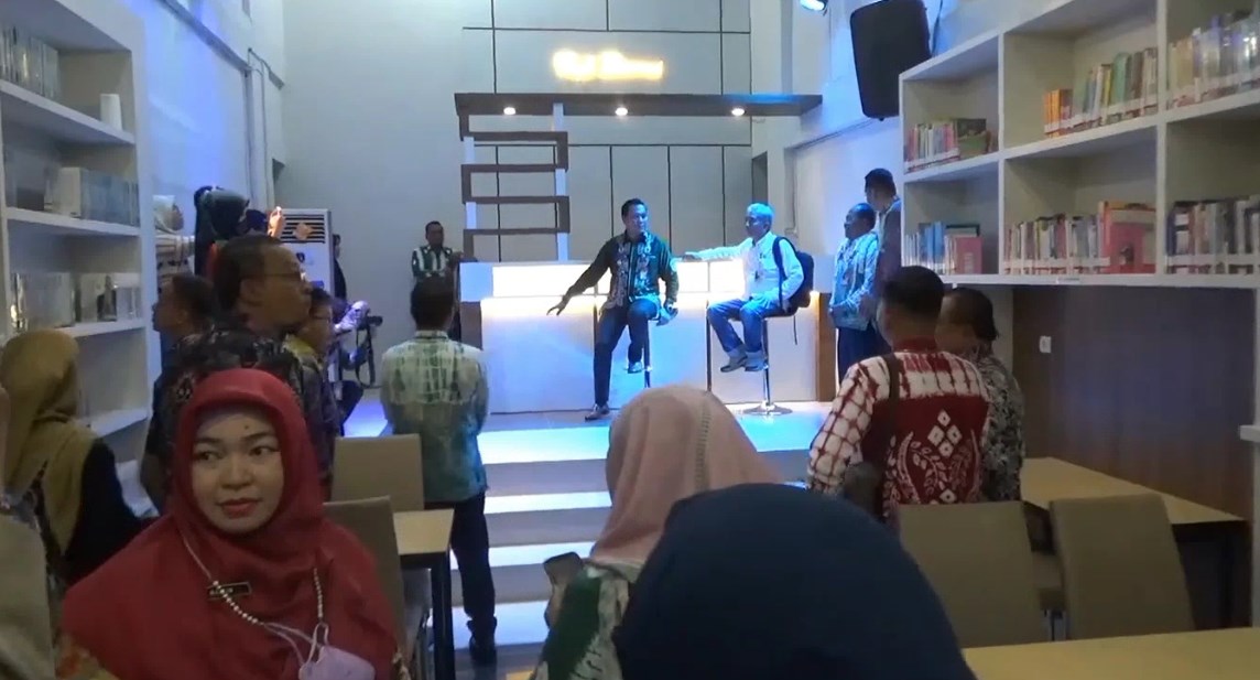 Walikota Banjarbaru, Aditya Mufti Ariffin, meresmikan operasional Cafe Literasi Waka7