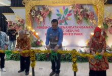 pemotongan pita menandai peresmian Gedung baru Amanah Borneo Park