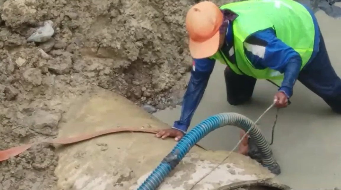pipa berbahan GRP berukuran 1.200 milimeter yang mengalami kerusakan pada joint sambungan