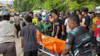 proses evakuasi jasad akibat kecelakaan di kawasan Brigjen Hasan Basery, Banjarmasin