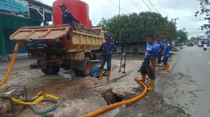 puluhan petugas dari Bidang Sumber Daya Air Dinas PUPR Kabupaten Banjar membersihkan saluran drainase
