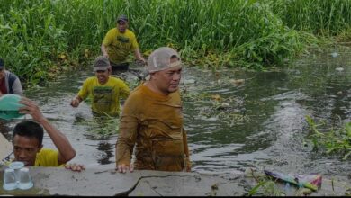 Aksi Calon Legislatif DPRD Kota Banjarmasin Bersihkan Sungai