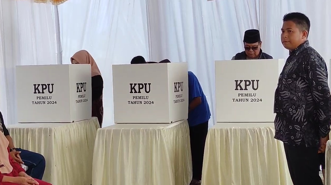 Gubernur Kalsel, Paman Birin mencoblos di balik bilik suara