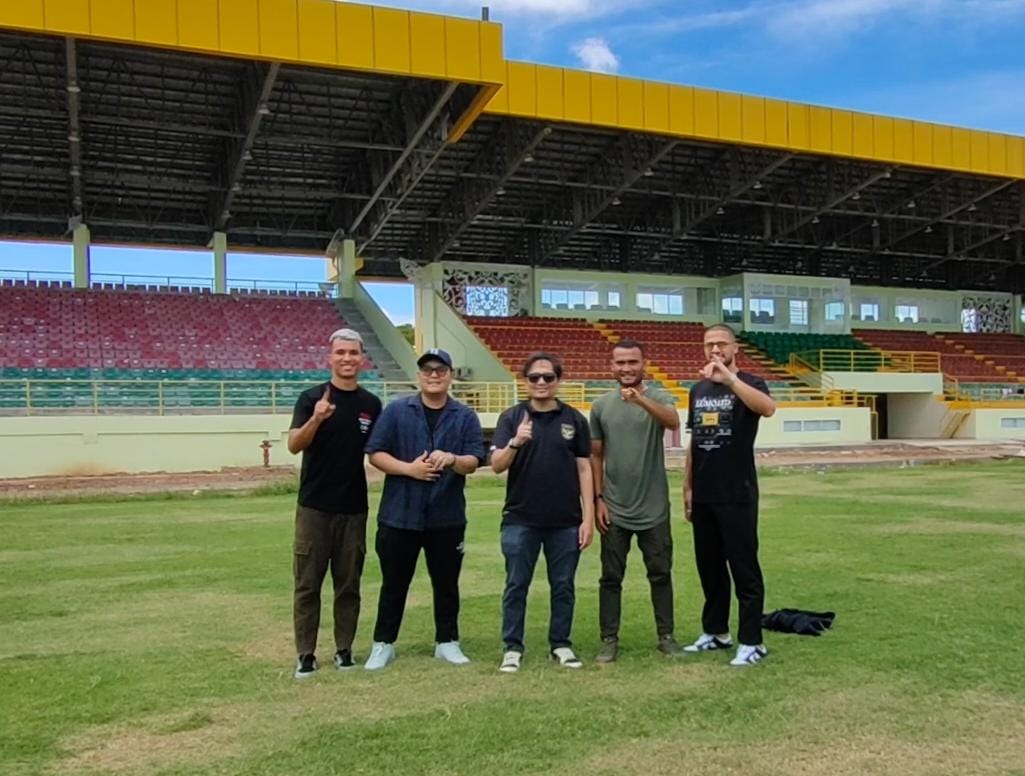 Hansuryadi Sulaiman, bersama dengan beberapa pemain, menyempatkan diri untuk mampir di Stadion 17 Mei