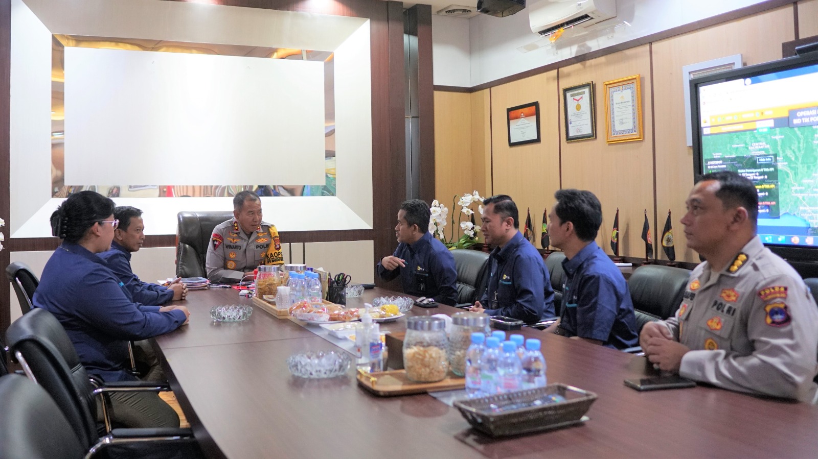 Rombongan Manajemen PLN disambut hangat oleh Kepala Kepolisian Daerah Provinsi Kalimantan Selatan Irjen. Pol. Winarto, S.H., M.H., dalam kegiatan audiensi dan kolaborasi pada Selasa (30/1)