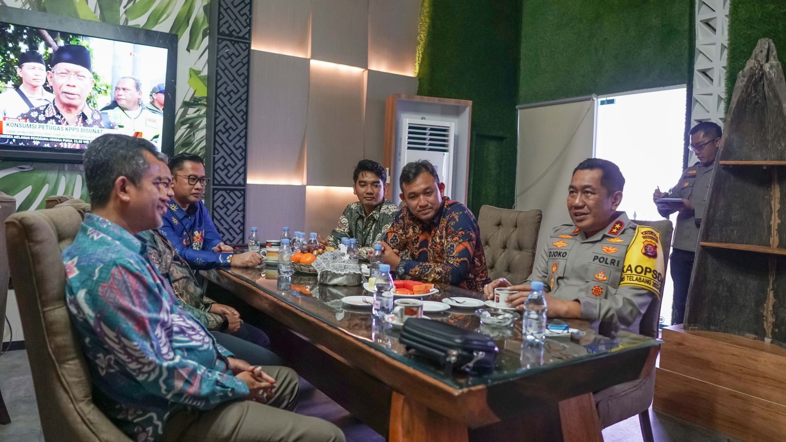 General Manager PLN UID Kalselteng Muhammad Joharifin beserta jajaran senior manager saat audiensi dan kolaborasi di Kepolisian Daerah Provinsi Kalimantan 