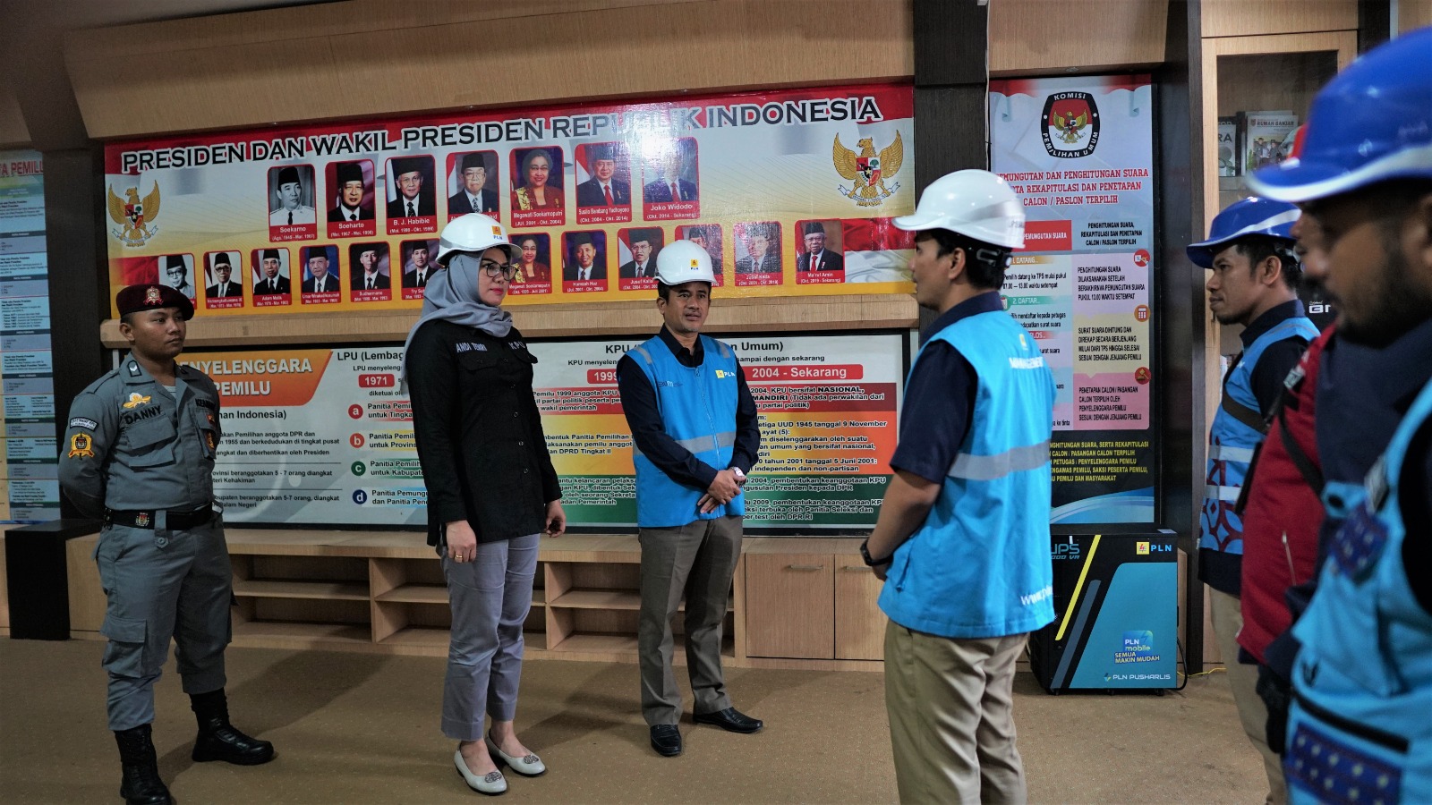 laporan hasil Pengecekan instalasi listrik di Kantor KPU Provinsi Kalimantan Selatan oleh Manager UP3 Banjarmasin Vicky Reandry Faradian di Banjarmasin, Selasa (13/2).