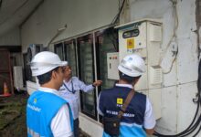 Pengecekan instalasi listrik di Kantor KPU Provinsi Kalimantan Selatan pada Senin (12/2)