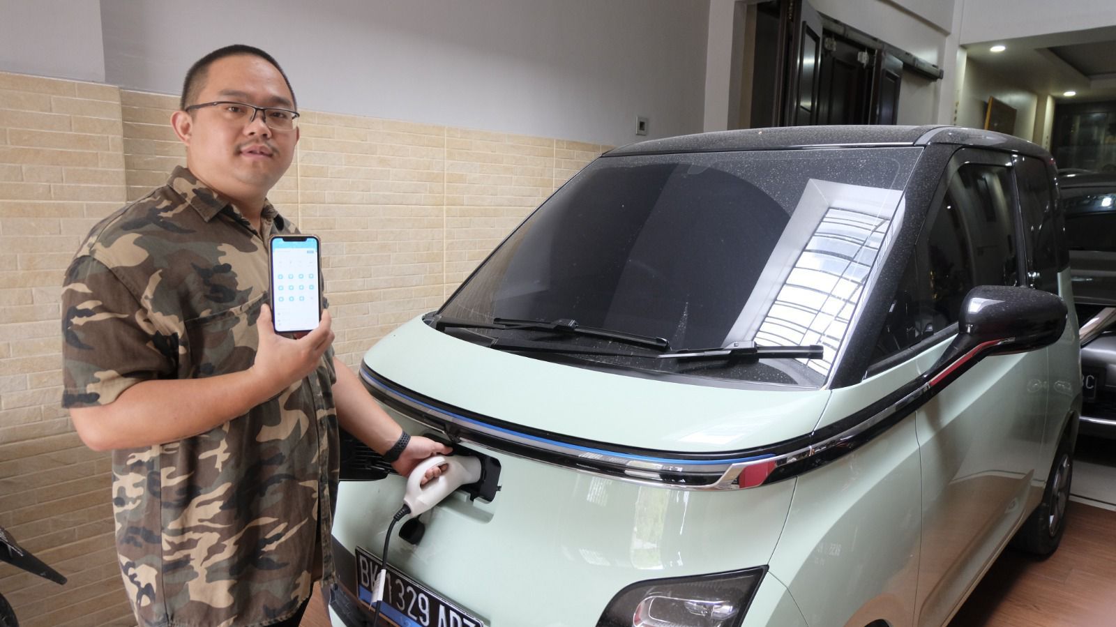 Salah seorang pelanggan PLN di Medan, Sumatera Utara yang telah merasakan kemudahan pengisian kendaraan mobil listrik