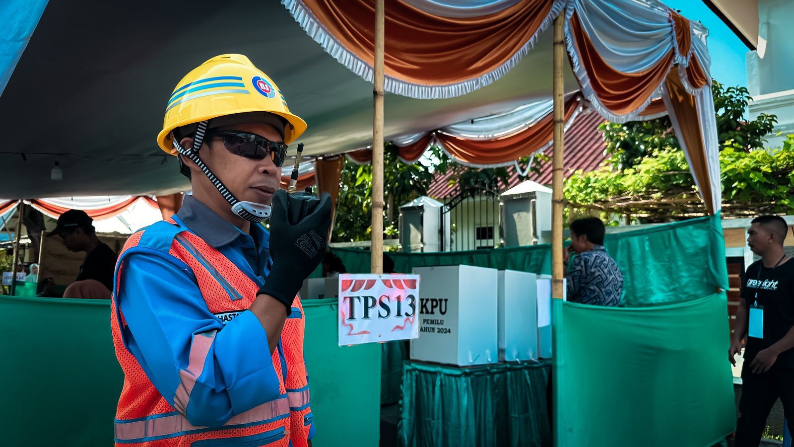 Petugas PLN bersiaga di salah satu TPS di Kota Mataram, Nusa Tenggara Barat.