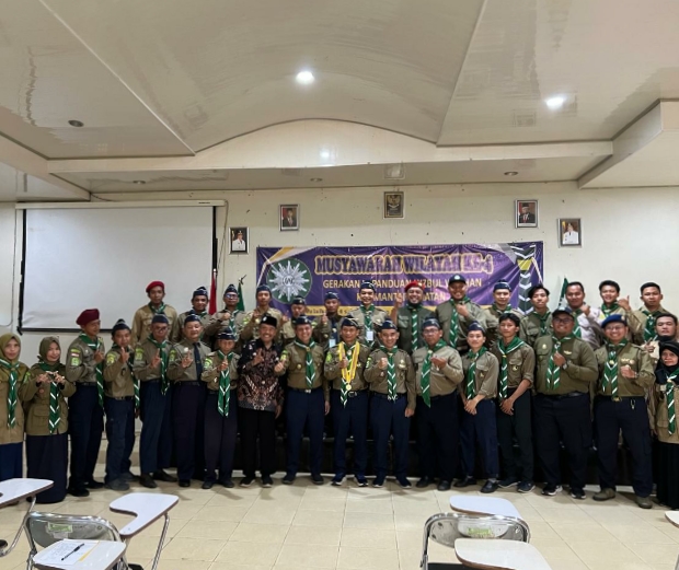 Peserta Muswil HW Kalsel foto bersama Ketua Umum Kwartir Nasional HW Aman Suyadi