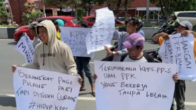 KPU Provinsi Kalimantan Selatan di geruduk oleh puluhan massa