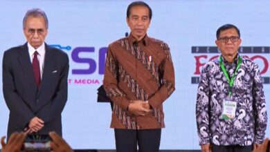 Ketua PWI Pusat, Hendry Ch Bangun (kanan) mendampingi Presiden RI Joko Widodo saat pembukaan Puncak Peringatan Hari Pers 2024.