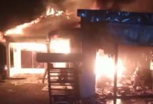 Kompor Meledak Akibatkan Rumah dan Kios Terbakar di Jalan Gotong Royong Landasan Ulin