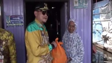 Pj Bupati HSS Bagikan Paket Sembako Kepada Warga yang Kebanjiran