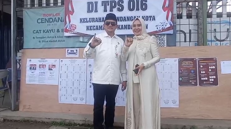 Pj Bupati HSS Hermansyah mengunjungi Tempat Pemungutan Suara (TPS) 016 Kecamatan Kandangan Kota