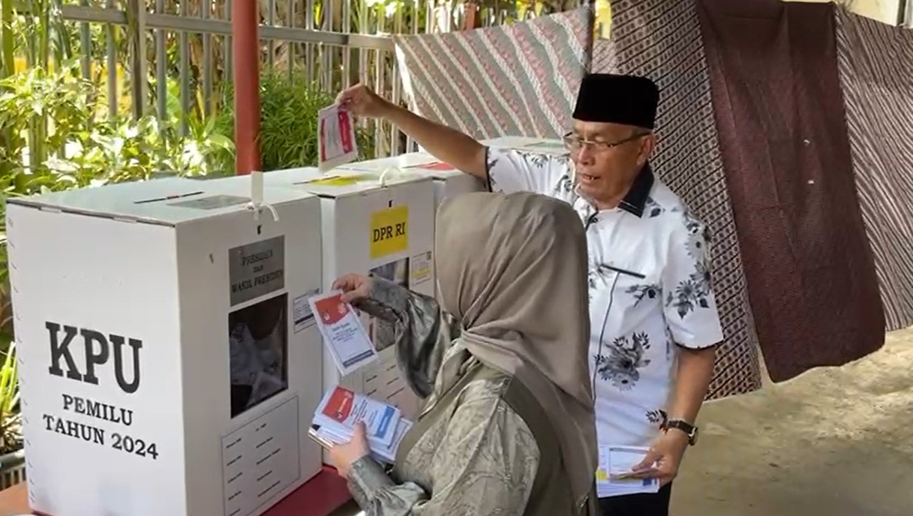 Sekretaris Komisi I DPRD Kalsel, Suripno Sumas menggunakan hak pilihnya di TPS