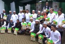 Walikota Banjarbaru, Aditya Mufti Ariffin, menyalurkan bantuan beras untuk warga tidak mampu