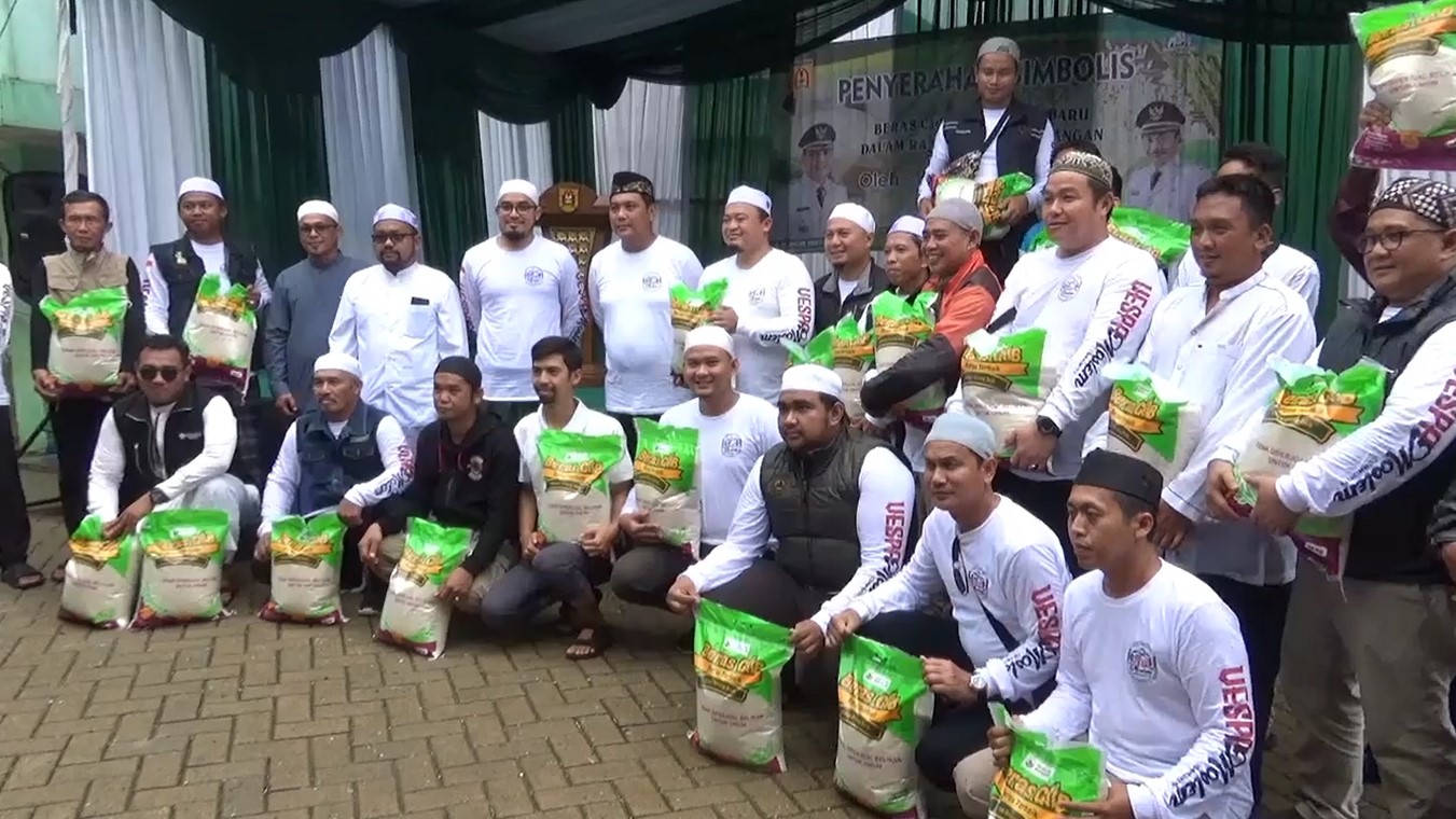 Walikota Banjarbaru, Aditya Mufti Ariffin, menyalurkan bantuan beras untuk warga tidak mampu