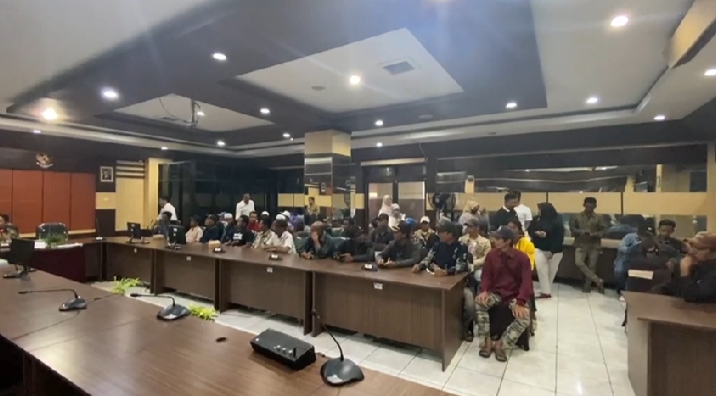 Warga Desa Pemurus Datangi kantor DPRD Banjar