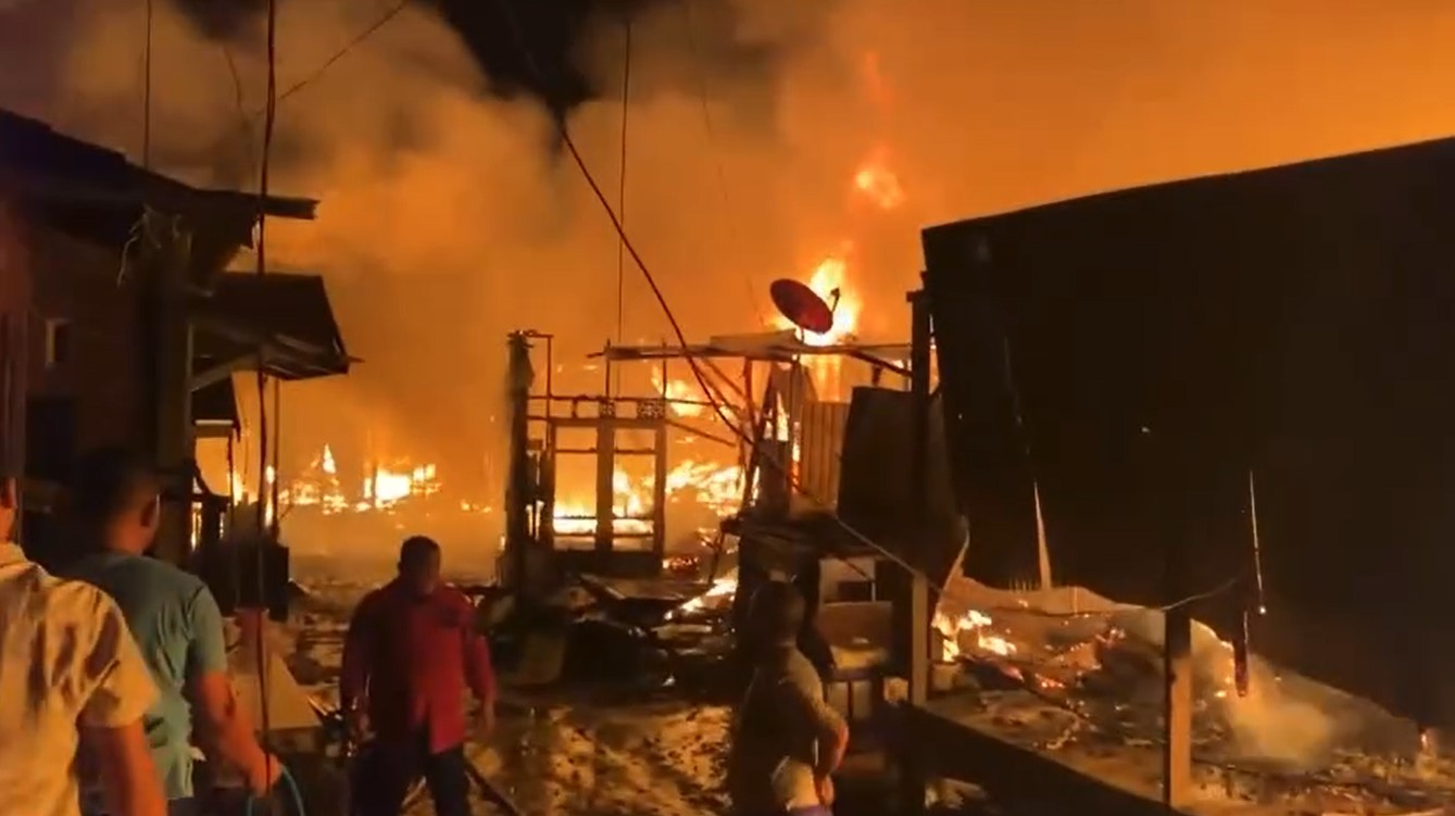 Peristiwa kebakaran besar terjadi di wilayah Kecamatan Satui, Kabupaten Tanah Bumbu