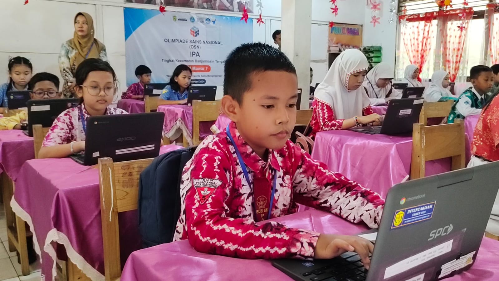 pelajar sekolah dasar mengikuti Olimpiade Sains Nasional atau OSN