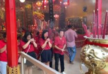 warga Tionghoa atau umat Konghucu terlihat melaksanakan peribadatan di Kelenteng Soetji Nurani