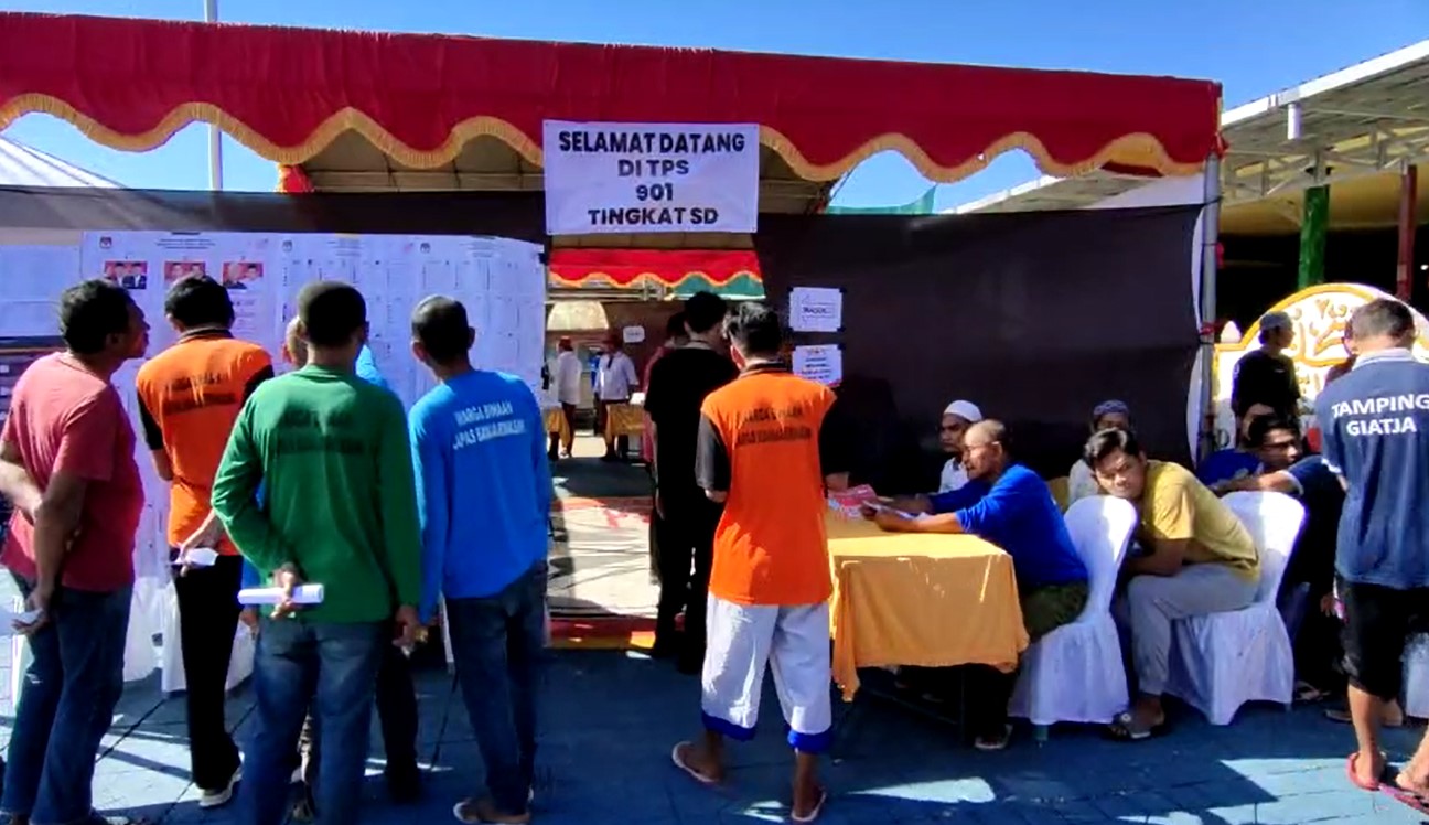 warga binaan terlihat melakukan pendaftaran dan pencoblosan di TPS khusus di halaman Lapas Kelas IIA Banjarmasin
