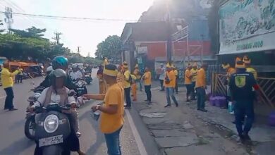 Aksi bagi-bagi takjil dilakukan oleh komunitas kemasyarakatan Laung Kuning Banjar Kota Banjarmasin