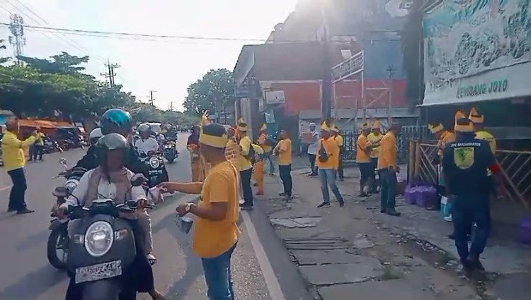 Aksi bagi-bagi takjil dilakukan oleh komunitas kemasyarakatan Laung Kuning Banjar Kota Banjarmasin