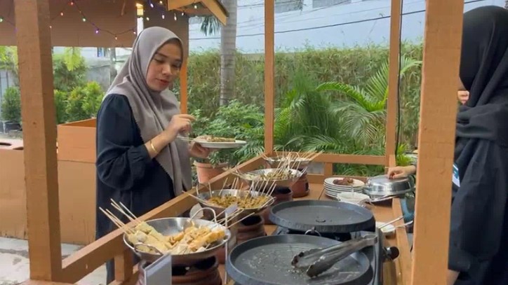 Angkringan Palm Cafe and Resto yang disediakan oleh Hotel Palm telah menjadi pilihan bagi para pengunjung sejak awal Ramadhan