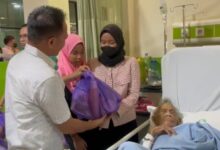 Direktur dan Wakil Direktur Rumah Sakit Umum Daerah Ulin Banjarmasin membagikan bingkisan Ramadhan kepada satu persatu pasien