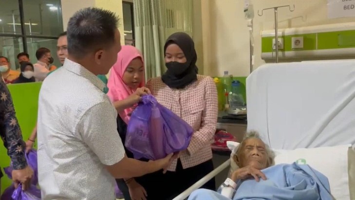 Direktur dan Wakil Direktur Rumah Sakit Umum Daerah Ulin Banjarmasin membagikan bingkisan Ramadhan kepada satu persatu pasien