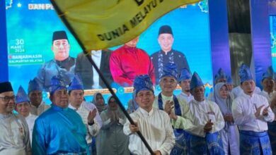Wali Kota Banjarmasin, Ibnu Sina, telah resmi dikukuhkan sebagai Ketua Dunia Melayu Dunia Islam (DMDI) Kalimantan Selatan (Kalsel)