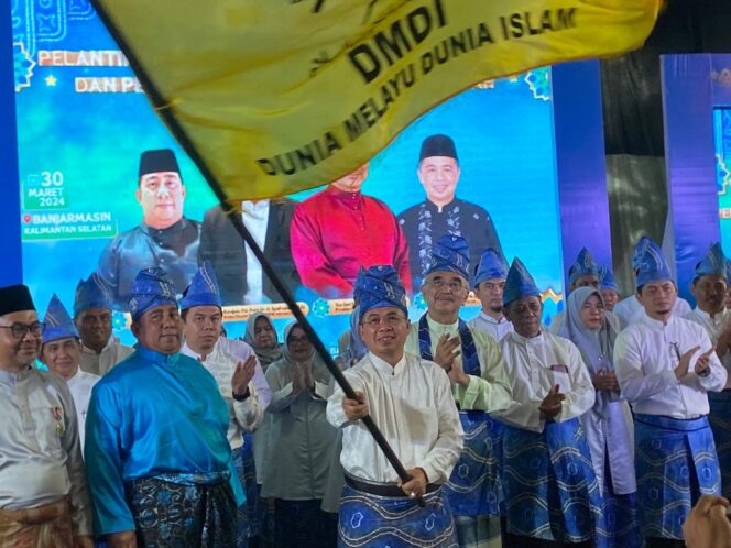 Wali Kota Banjarmasin, Ibnu Sina, telah resmi dikukuhkan sebagai Ketua Dunia Melayu Dunia Islam (DMDI) Kalimantan Selatan (Kalsel)