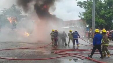 personel Damkar Kota Banjarmasin dan relawan melakukan pembasahan pada titik api