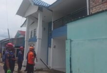 Sejumlah petugas dari BPBD dan Damkar Kota Banjarmasin mengawasi rumah yang hampir ambruk