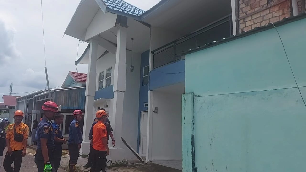 Sejumlah petugas dari BPBD dan Damkar Kota Banjarmasin mengawasi rumah yang hampir ambruk