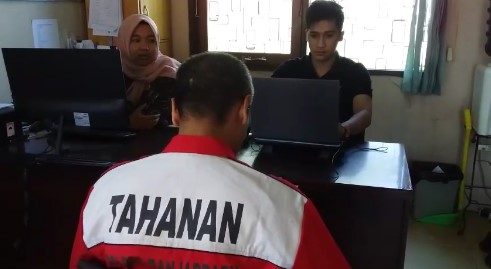 Terduga pencabulan yang merupakan oknum ASN saat diperiksa