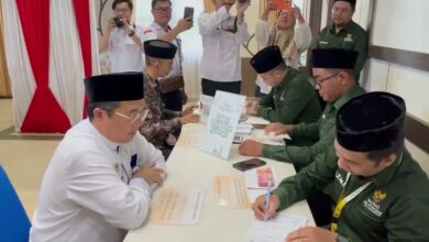 Wali Kota Banjarmasin, Ibnu Sina, menyerahkan zakat profesi ke Baznas Kota Banjarmasin