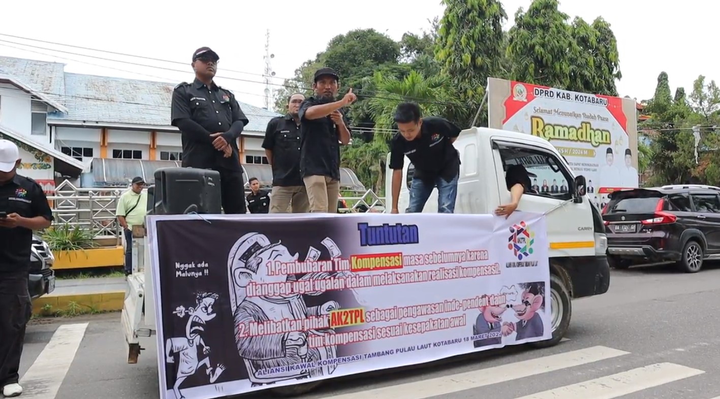 sejumlah anggota Aliansi Kawal Kompensasi Tambang Pulang Laut berdemonstrasi di depan kantor DPRD Kabupaten Kotabaru