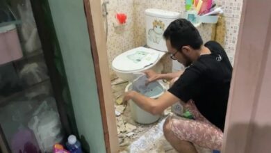 warga yang tengah membersihkan puing keramik, diduga akibat gempa tuban
