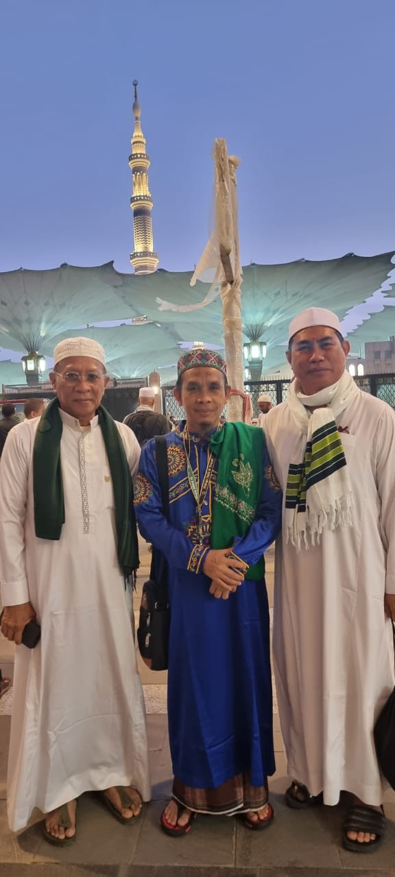 BERJUMPA - Pertemuan istimewa yang tak terduga dengan KH Ahmad Sanusi Ibrahim atau Guru Jaro dan H Zulkifli Raban di depan Masjid Nabawi.