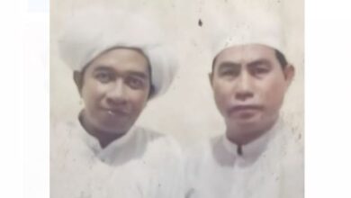 KENANGAN - Bersama Guru Zuhdi usai mengisi pengajian rutin setiap Senin malam di Masjid Ar Raudhah, Sungai Andai Banjarmasin.