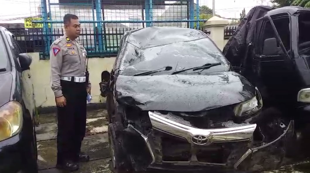 Laka lantas melibatkan antara satu mobil dan 2 unit ranmor hingga menelan korban jiwa.