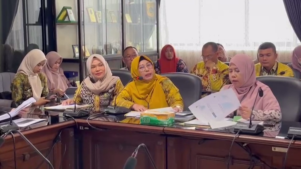 Rapat Pembahasan LKPJ 2023 di komisi IV DPRD Kalsel.