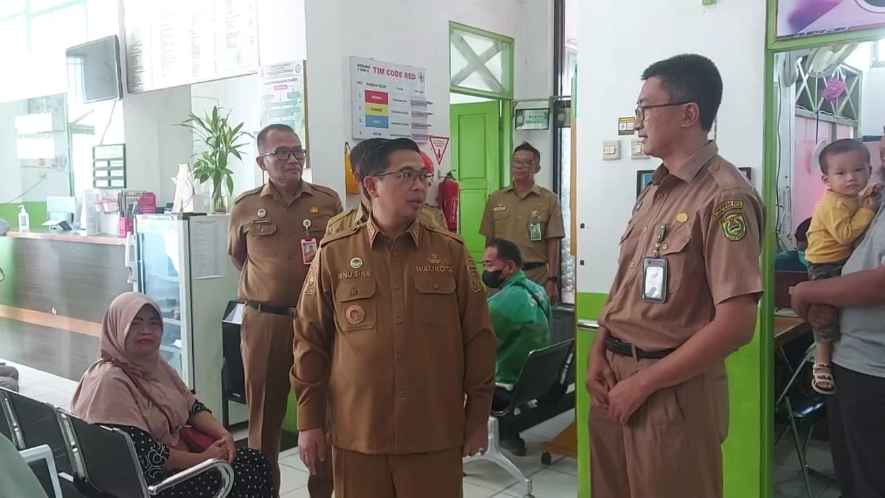 Wali Kota Banjarmasin, Ibnu Sina, dan Sekda Kota Banjarmasin, Ikhsan Budiman, memantau langsung pelayanan kesehatan di Puskesmas Cempaka