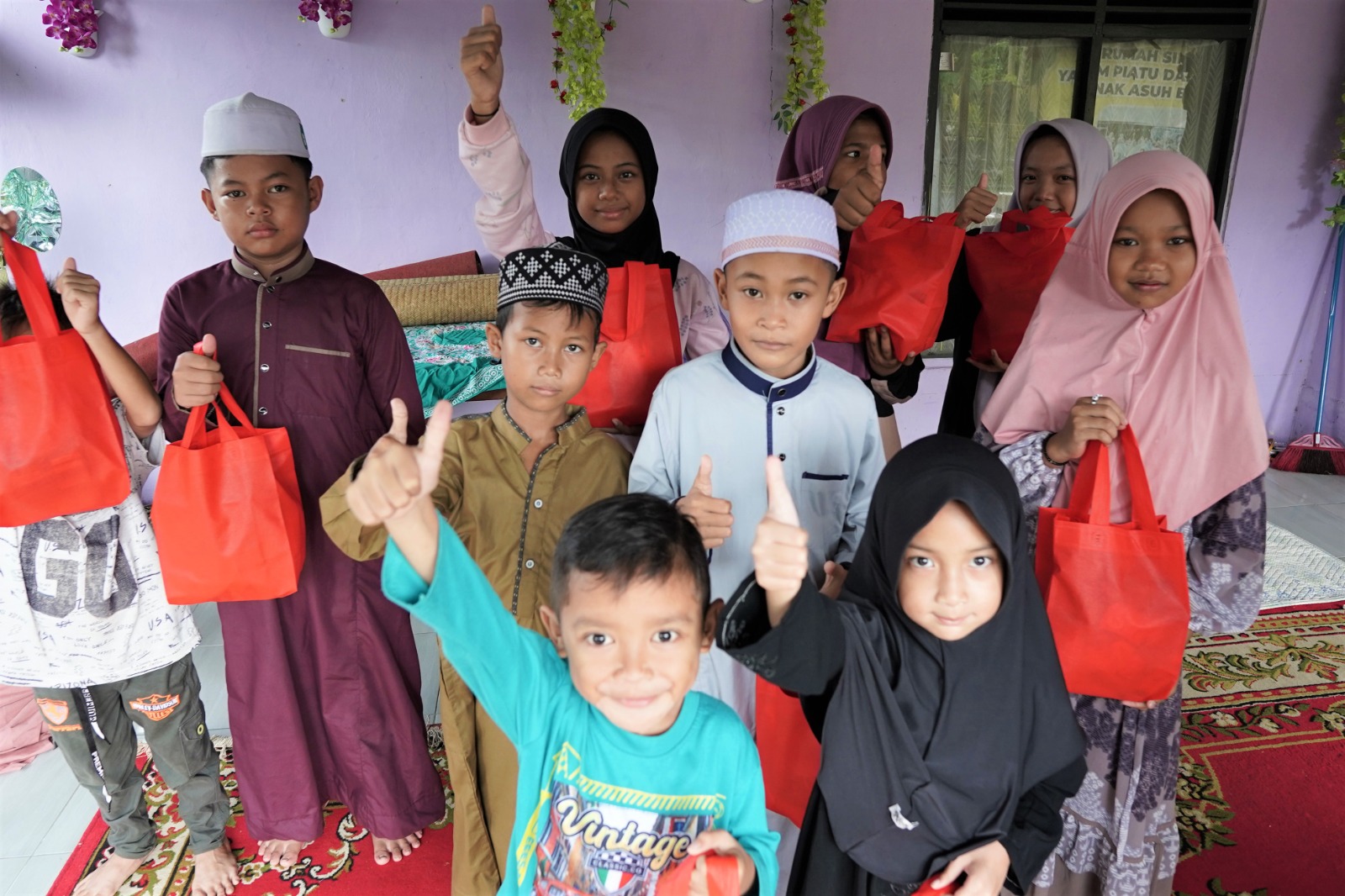 Tampak wajah bahagia beberapa anak yatim dan dhuafa anggota Yayasan Trias Singgah Anak Yatim Banjarbaru