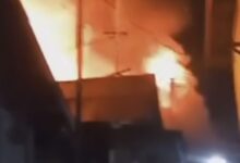 api membumbung tinggi dari bangunan yang terbakar di kawasan Veteran Gang Kenari, Banjarmasin Tengah
